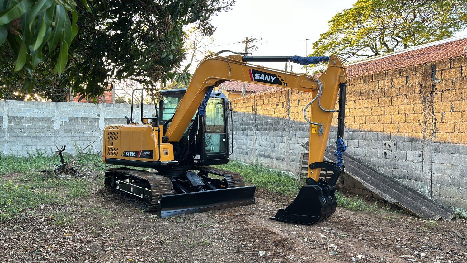 Escavadeira Sany SY75C da Hloc pronta para a obra
