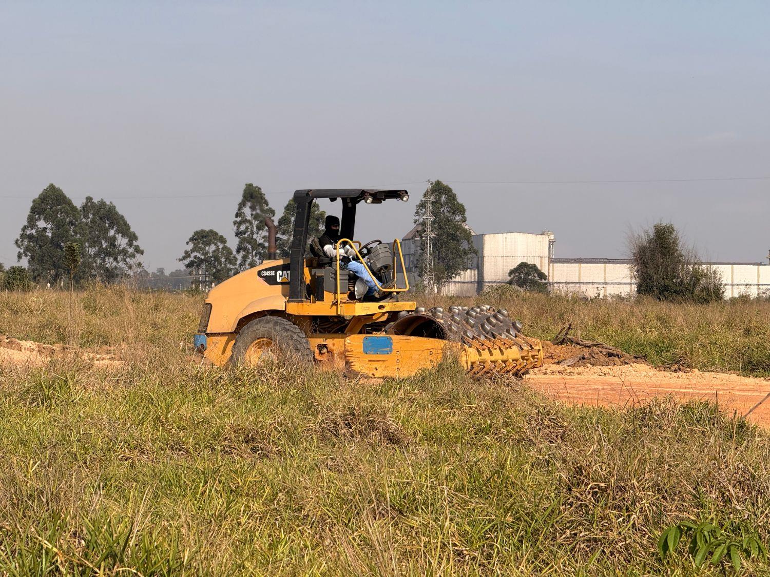 Rolo compactador pé de carneiro da Hloc em terraplenagem